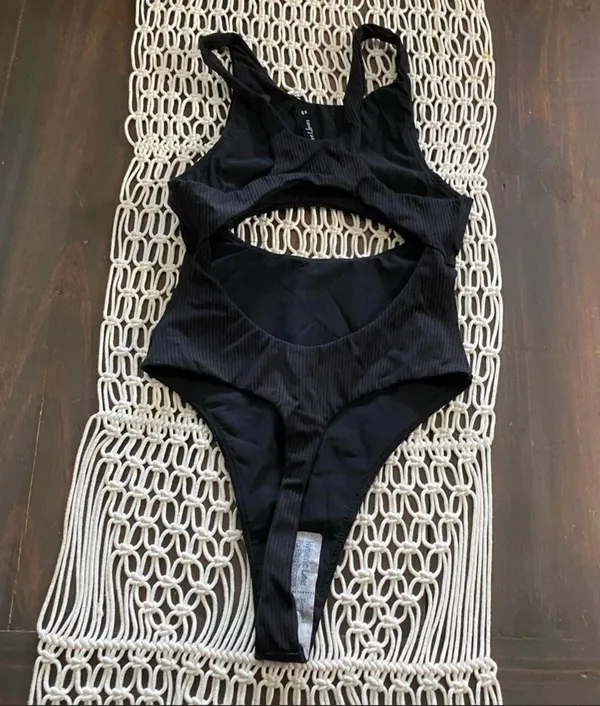 Key Hole Cut Ribbed Thong Bodysuit - Image 3