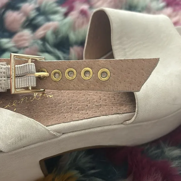 Anthropologie Cream Leather Heeled Sandals - Image 5