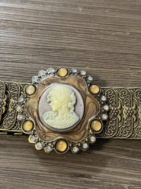 Vintage Cameo Stretch Belt in Antique Gold Tone - Image 2