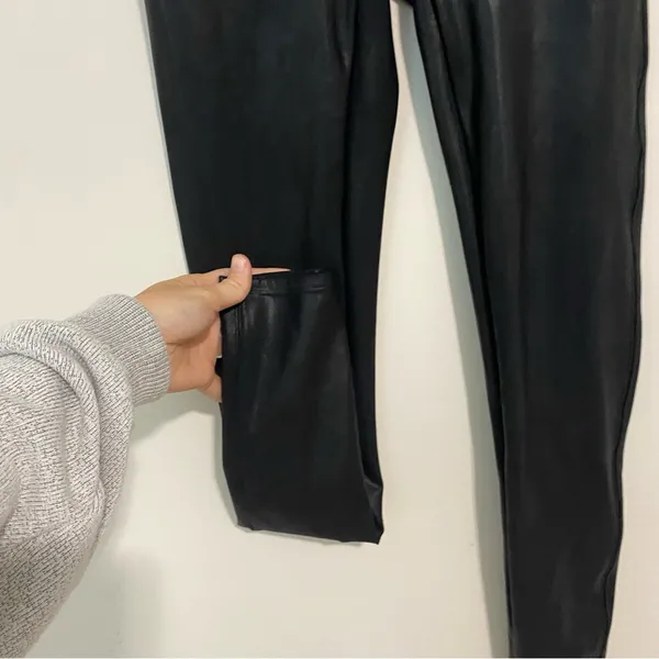 Spanx Black Shiny Faux Leather Leggings size Large - Image 5