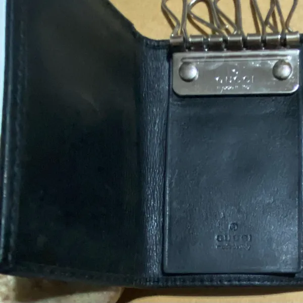 Gucci Black Leather Card Holder with Gold Logo - Image 9