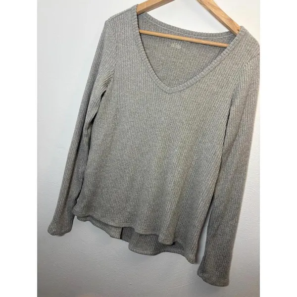 American Eagle Ribbed Soft V-Neck Long Sleeve Top Size Medium - Image 5