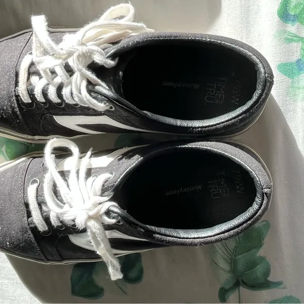 Time and Tru Black and White Athletic Shoes 7.5 Memory Foam - Image 5
