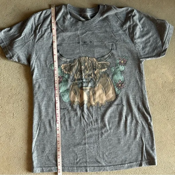 Gray Short Sleeve Tee with Whimsical Cat Design - Image 8