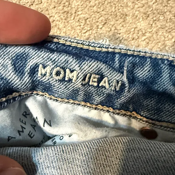American Eagle Light Wash High Rise Major Knee Distressing Mom Jeans Size 6 - Image 5