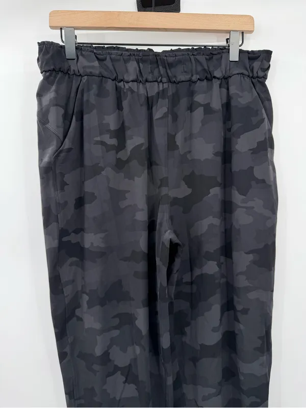 Lululemon Stretch High-Rise Jogger 10 Heritage 365 Camo Deep Coal Multi - Image 5
