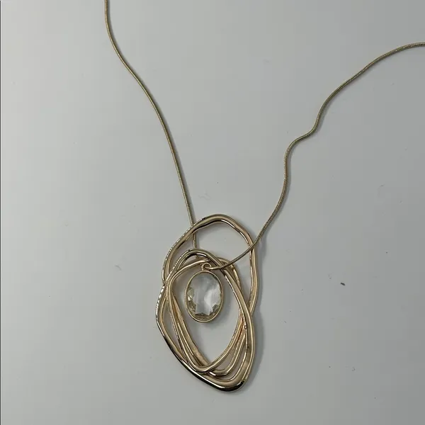 Elegant Gold Pendant Necklace - Image 10