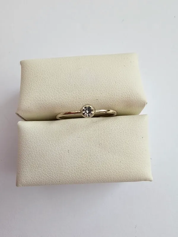 Vintage Gold Tone Minimalist Solitaire Ring - Bezel Set Rhinestone - Size 7 - Image 4