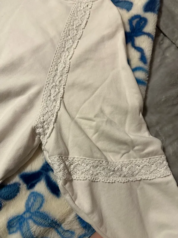 Francesca's V-neck sweatshirt - Image 3