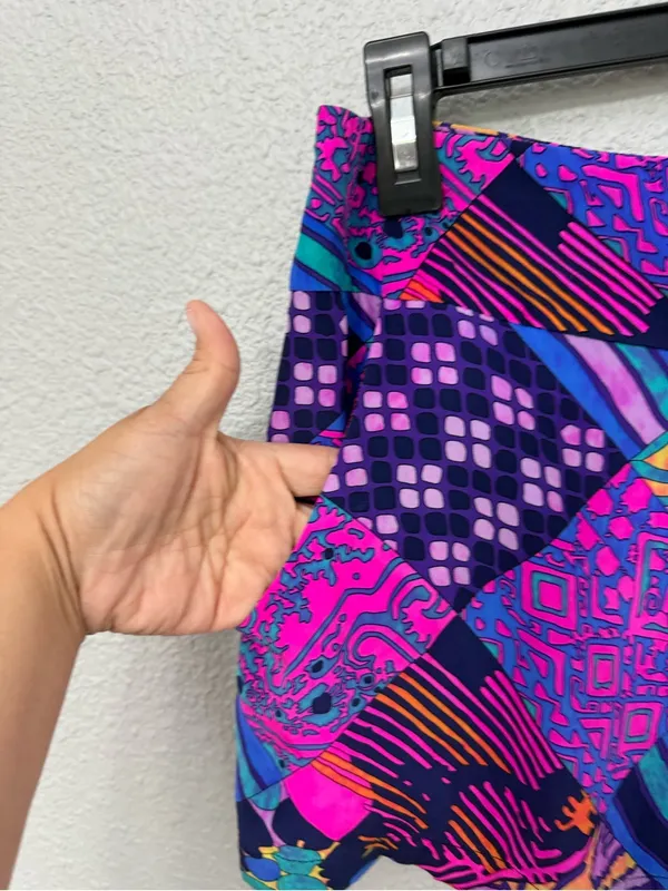 Vibrant Alice & Trixie Silk Shorts Size Medium - Image 3