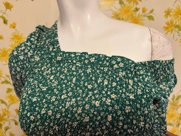 Green peplum-style blouse with a ditsy floral print size M - Image 6