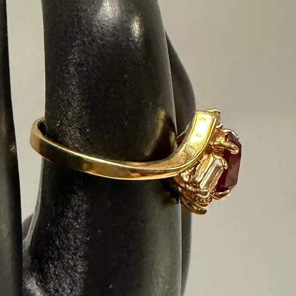Vintage Style Gold Tone Faux Ruby Ladies Statement Ring Size 7 - Image 3