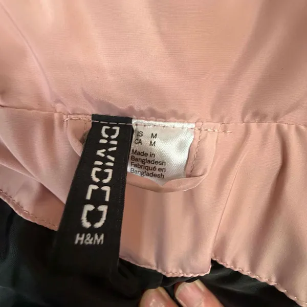 H&M Divided Pink Cropped Puffer Jacket - Image 3