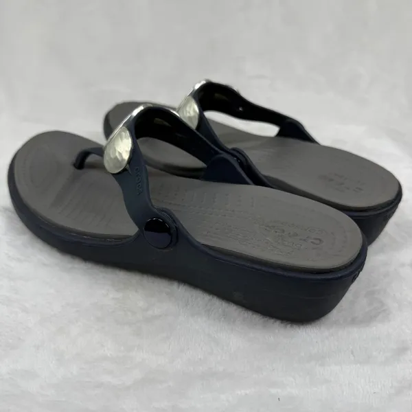 Crocs Sanrah Hammered Circle Wedge Flip Flops Navy Gray‎ Womens Sandal 6 - Image 7