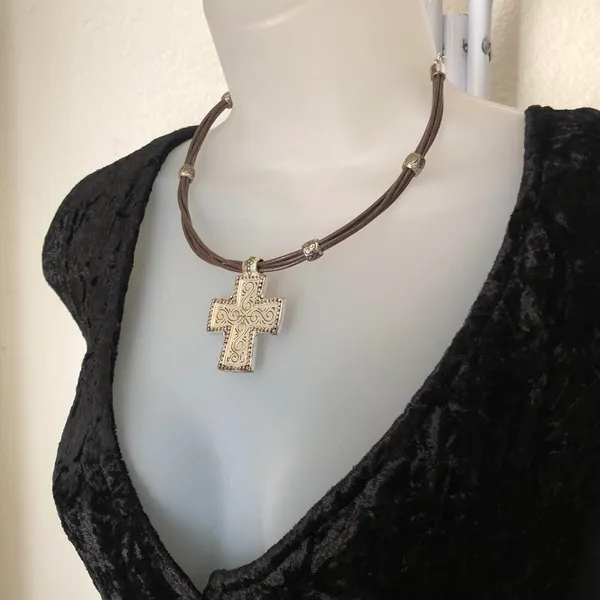 2000s y2k grunge whimsygoth Premier design engraved silver cross pendant necklace faux leather cord - Image 3