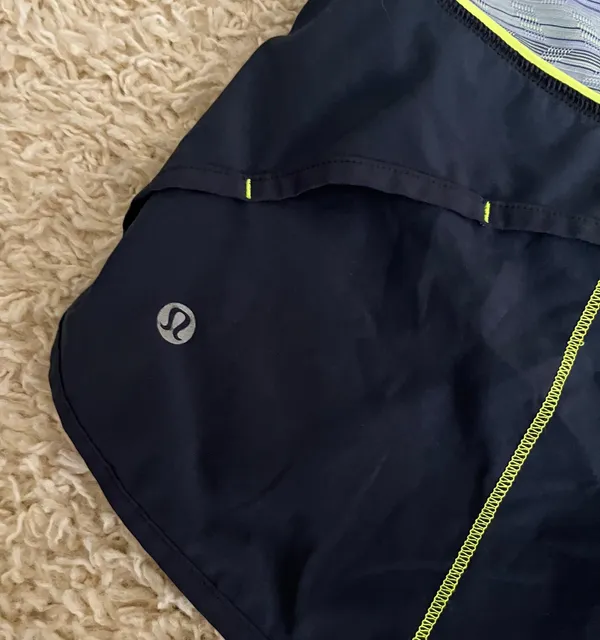 Lululemon Speed Up Shorts 2.5” Size 8 - Image 3