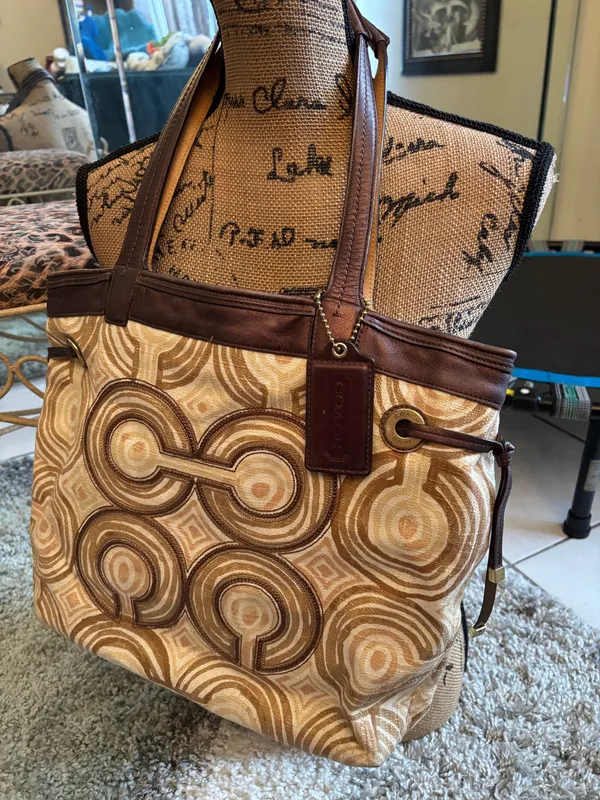 Coach Beautiful purse medium size 💜 - Image 2