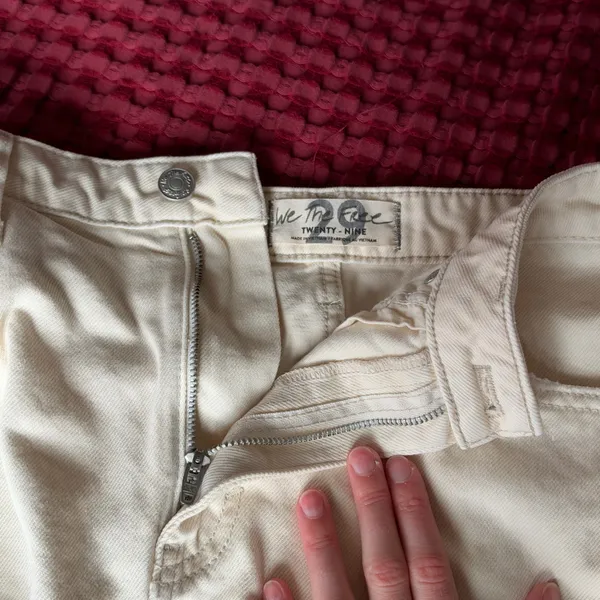 We The Free Twenty Nine Denim Skirt Size 29 Ivory White Frayed Raw Hem 100% Cotton - Image 2