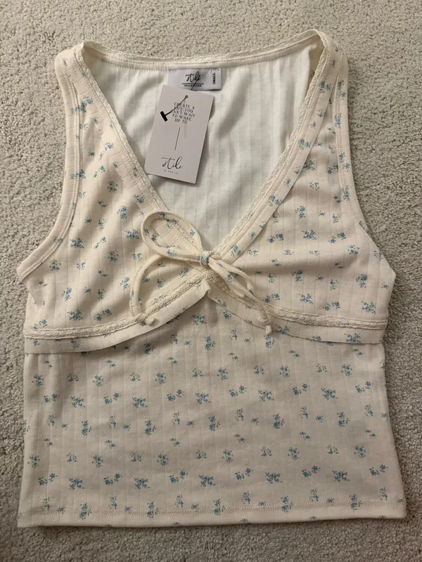 Stile by Per Lei Floral V-Neck Tank - Image 3