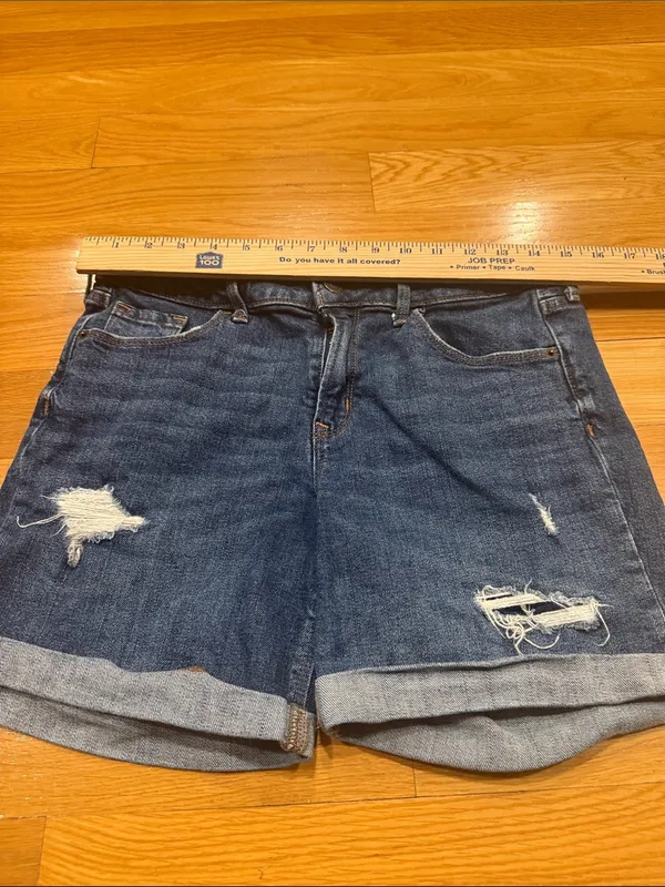 Old navy women’s distressed jeans shorts size 4 . - Image 2