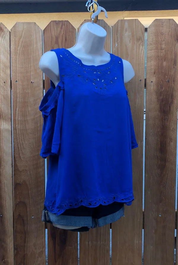 Blue cold shoulder top cold shoulder style Sz Medium - Image 3