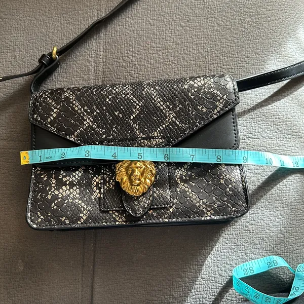Classic Kitschy Faux Snake-Print Adjustable Black Crossbody Bag Lion Emblem NWT - Image 4