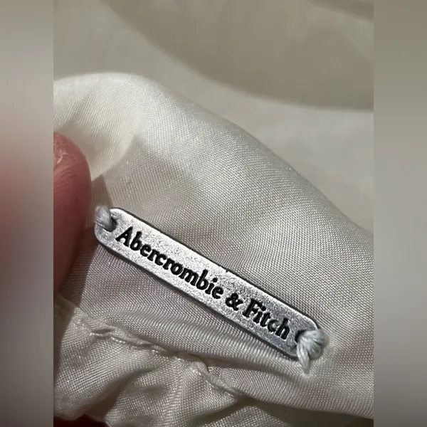 Abercrombie & fitch New York 100% silk top size small in a cream ivory color - Image 4
