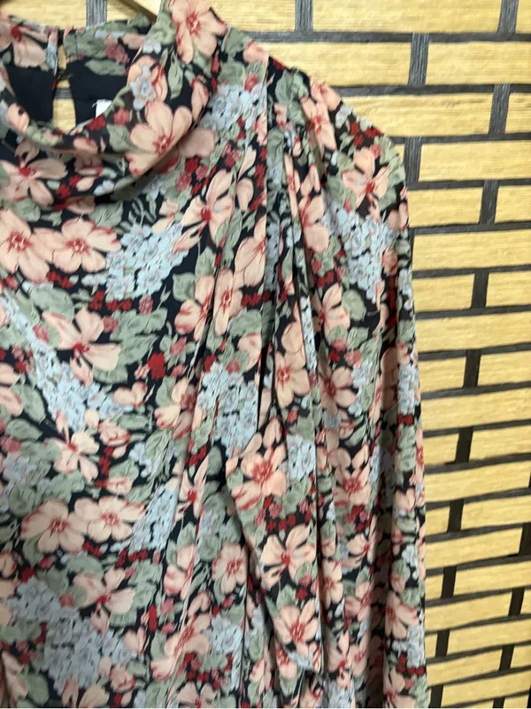 Entro Floral Blouse Size large - Image 3