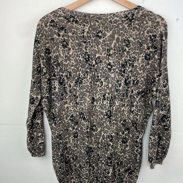 Aritzia Wilfred Balzac Leopard print light sweater size Medium - Image 6