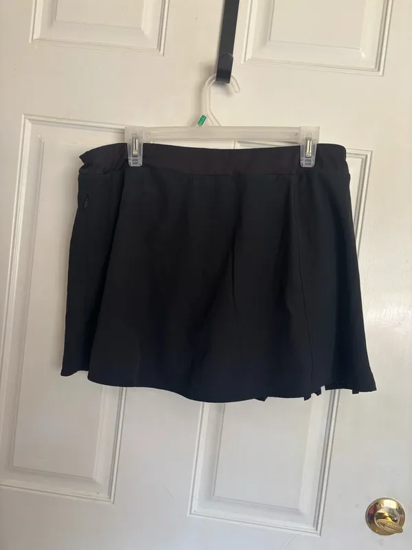 Large 12/14 Avia solid black wrap-style silhouette side Pleated Skort. - Image 2
