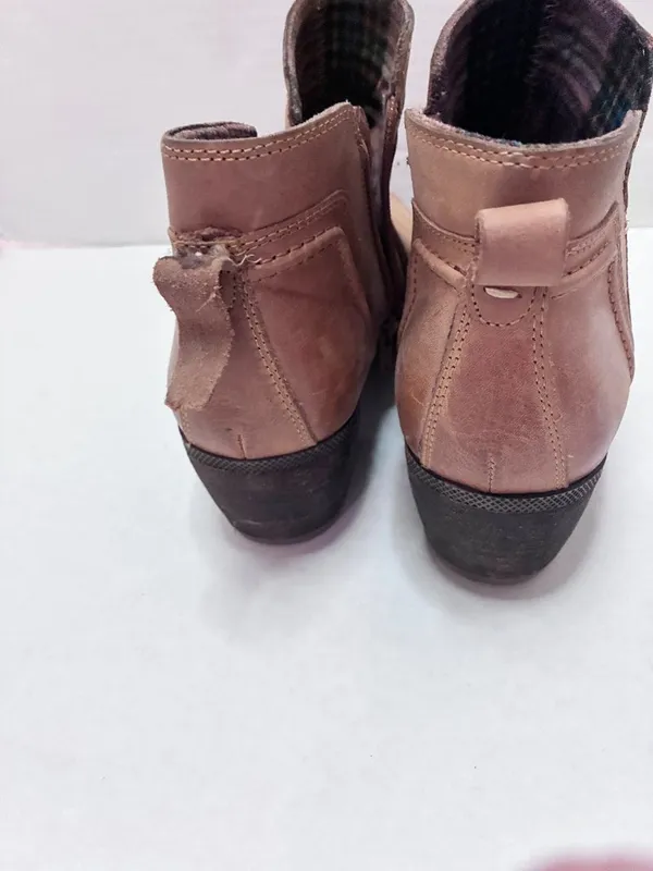Cobb Hill Anisa V-Cut Leather Ankle Booties - Size 10M - Tan - Image 3