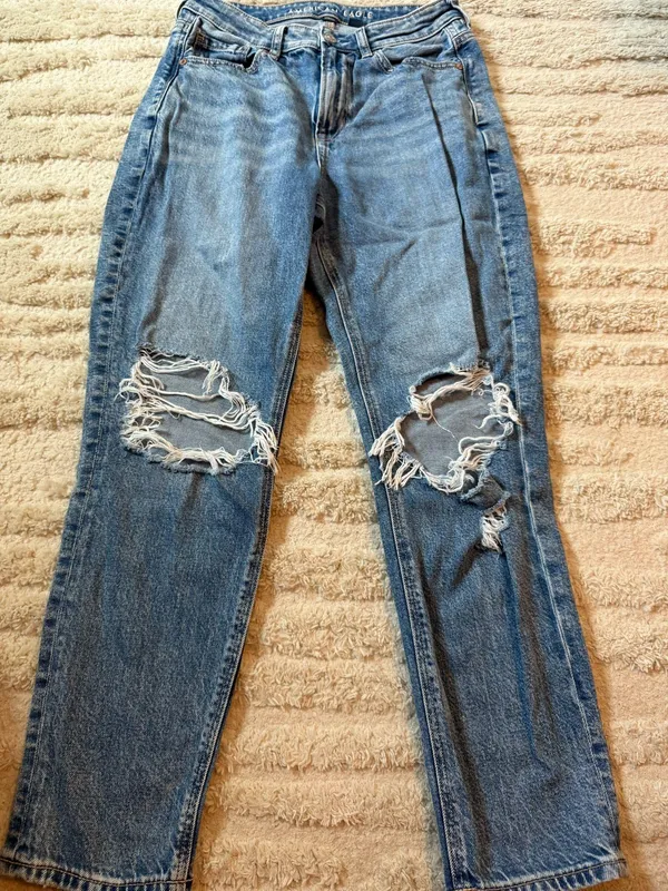 RIPPED AMERICAN EAGLE STRIGID BLUE JEANS - Image 4