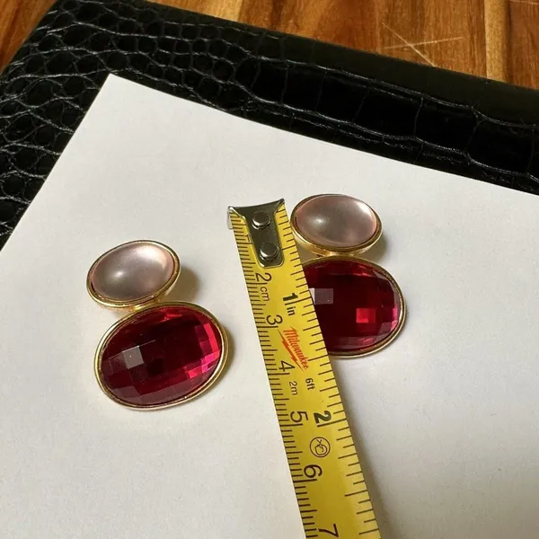 Signed Avon - Gold Tone / Pink Rhinestone Clip-on Clip On Earrings - Image 8