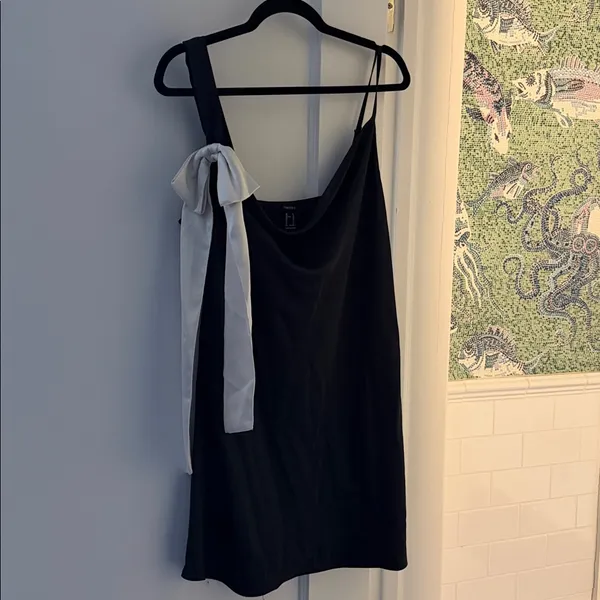 Forever 21 black satin dress with a white bow accent - Image 4