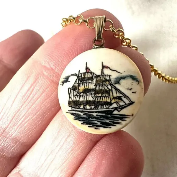 Sailing ships small circle pendant necklace - Image 3