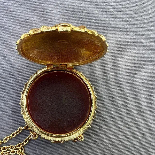 Estee Lauder Gold Tone Solid Perfume Compact Pendant Locket Necklace 70's - Image 6