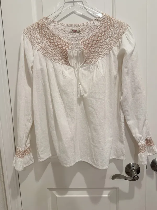 FAHERTY Laura Embroidered Top in Whisper White Smocked Neck‎ Peasant size XS - Image 4