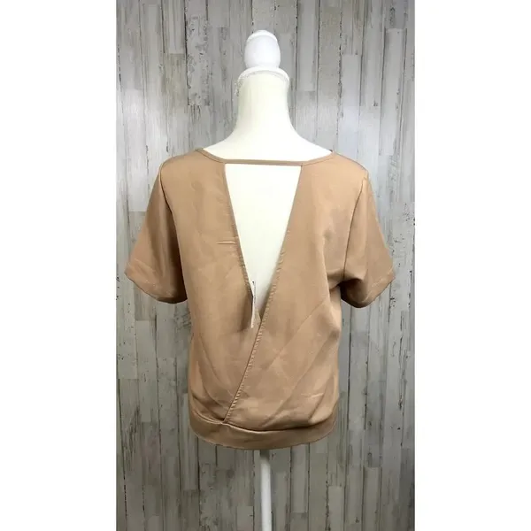 NWT Buckle Women's Taupe Short Sleeve Crew Neck Open-Back‎ Top Size Small Casual - Image 5