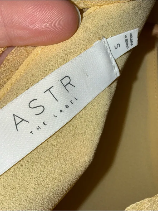 astr the label Yellow‎ Ballon Short Sleeve Tv Neck Top Small - Image 3