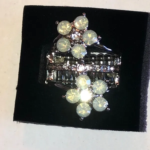 Opalescent Flower Cluster Stretchy Ring - Image 2