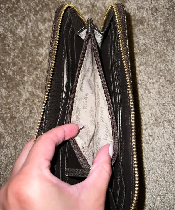 Michael Kors Wallet Leather Brown  - Image 3