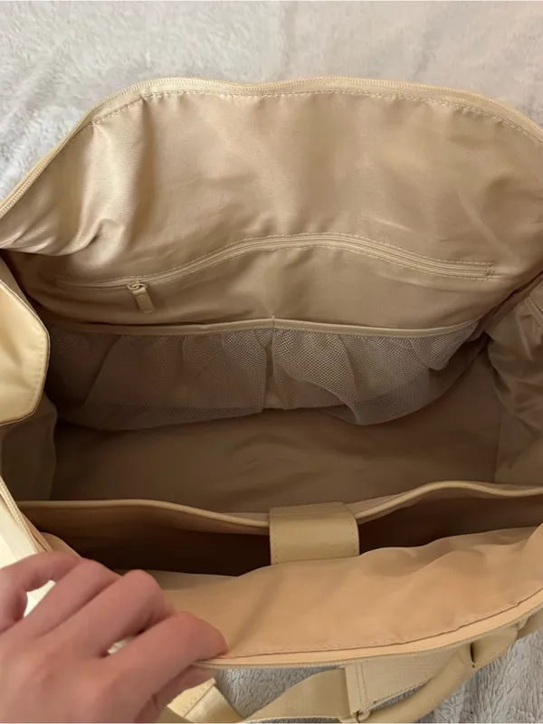 Beis Commuter Duffle in Beige - Image 4