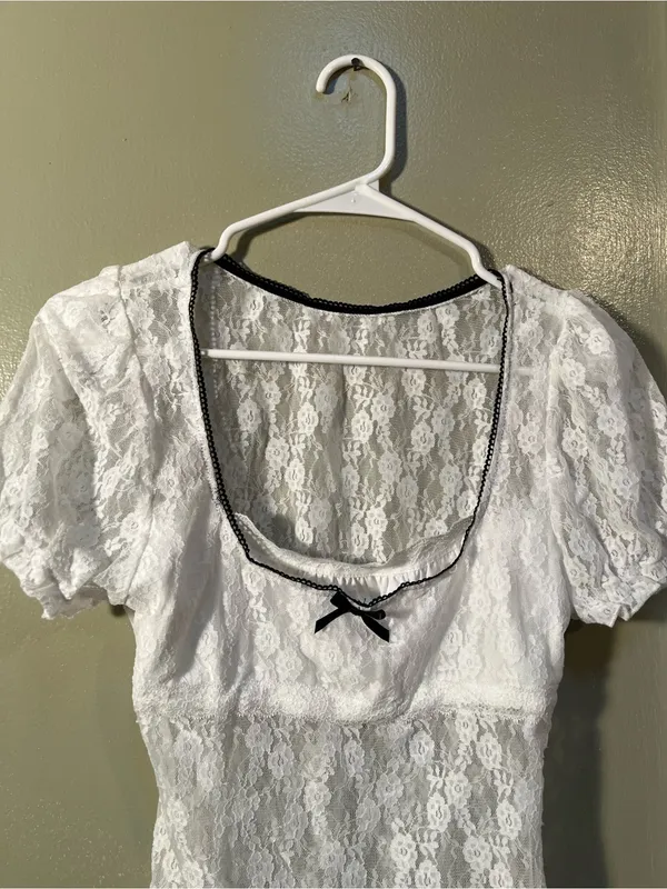 Women’s Sz Medium Short Sleeve Blouse White Lace Black Trim Bow Scoop Neck Sheer - Image 6