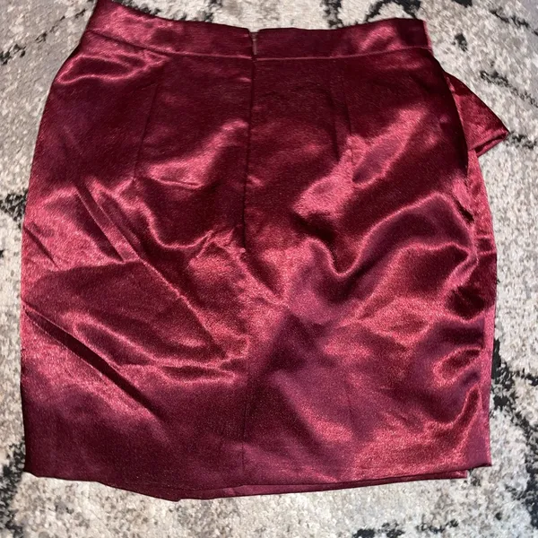 ⚠️SOLD⚠️Red satin mini skirt Size XS - Image 3