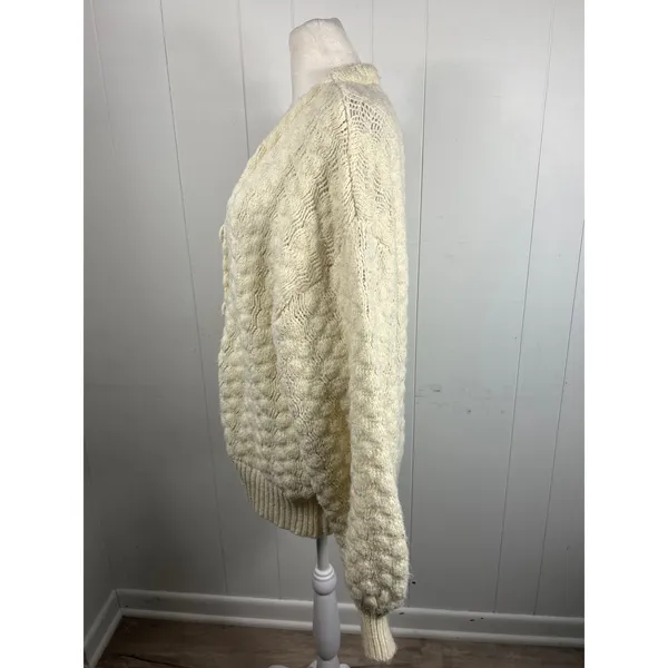 POL Chunky V-Neck Bubble Cardigan Sweater in Ivory. Size M. - Image 3