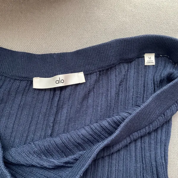Alo Yoga Sweater High-Waist Sunlit Short Navy M - Image 3