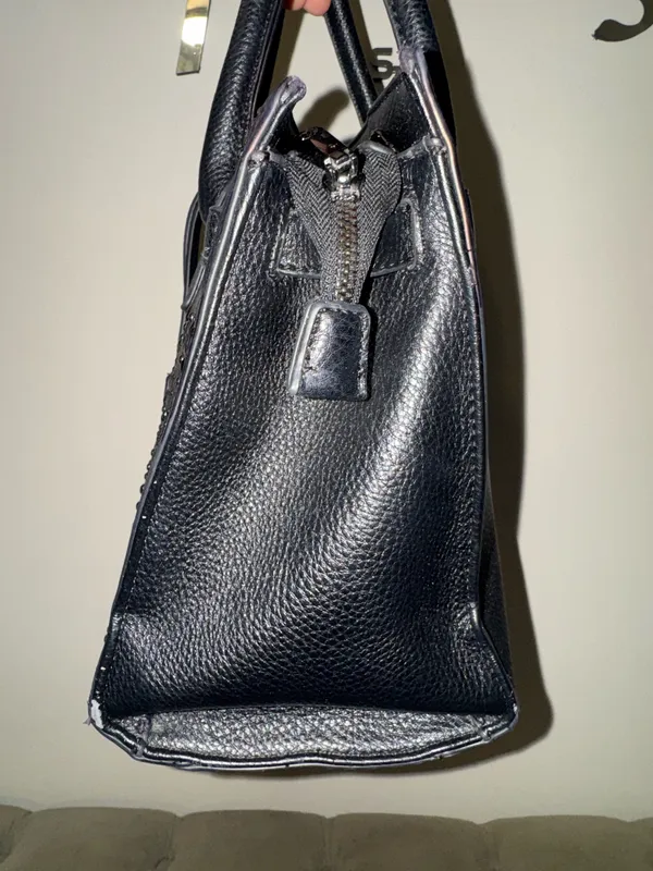 Women’s black handle bag with metal design in the front - Image 4