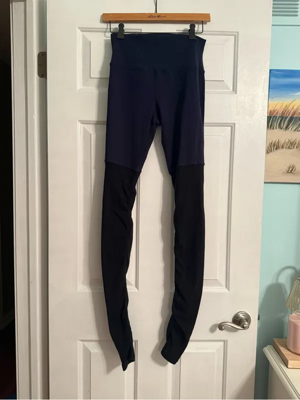 Alo Goddess Leggings in Navy and Black - Image 2