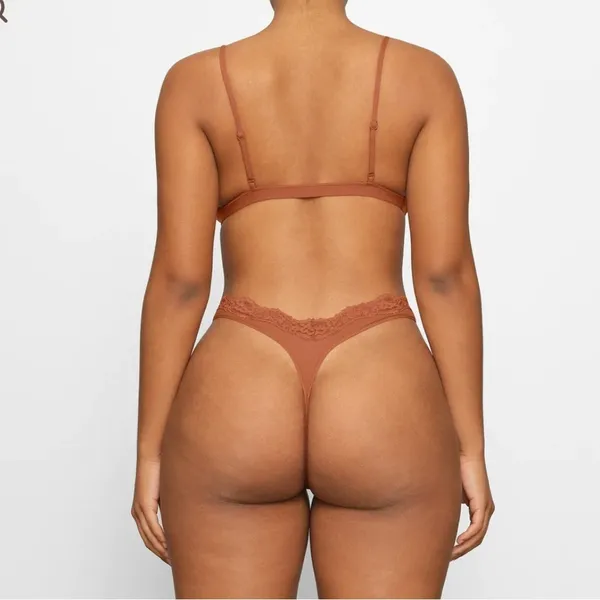 SKIMS NTW/ FITS EVERYBODY LACE TRIANGLE BRALETTE, Color bronze tan. - Image 2