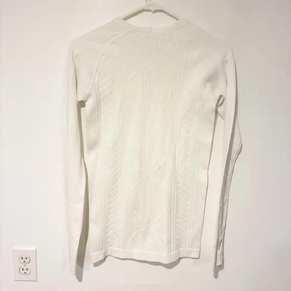 Lululemon Size 4 White Rest Less Pullover Top L/S Thumbhole Textured Athletic - Image 5